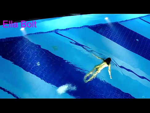 ❤️ No puedo dejar de mirar, joven rubia pillada nadando desnuda en la piscina del complejo ELLA BOLT ️ Video de porno en es.com-milf-300.ru ❌️