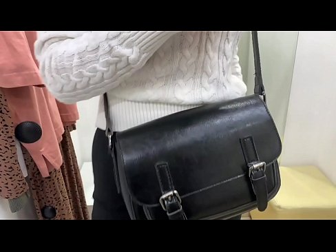 ❤️ Masturbación pública de la joven zorra FeralBerry con un consolador en el probador ️ Video de porno en es.com-milf-300.ru ❌️