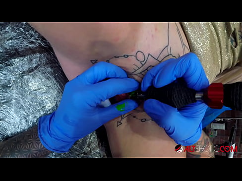 ❤️ Extremadamente tatuado hottie Sully Savage consiguió un tatuaje en su clítoris ️ Video de porno en es.com-milf-300.ru ❌️